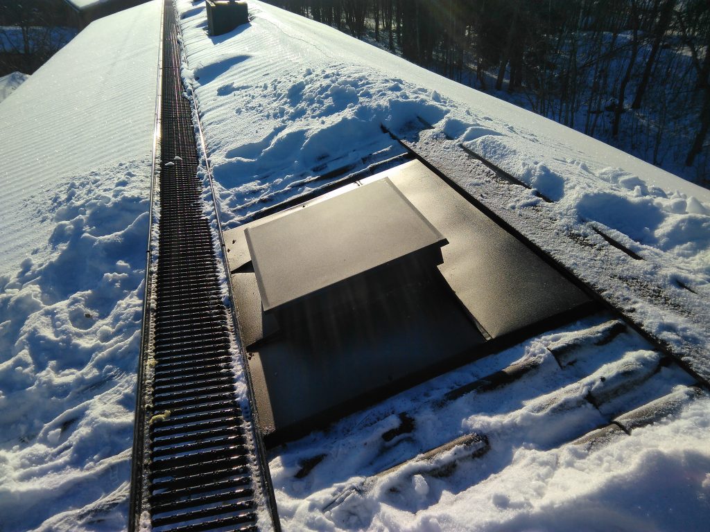 Uusittu kerrostalon kattoluukku