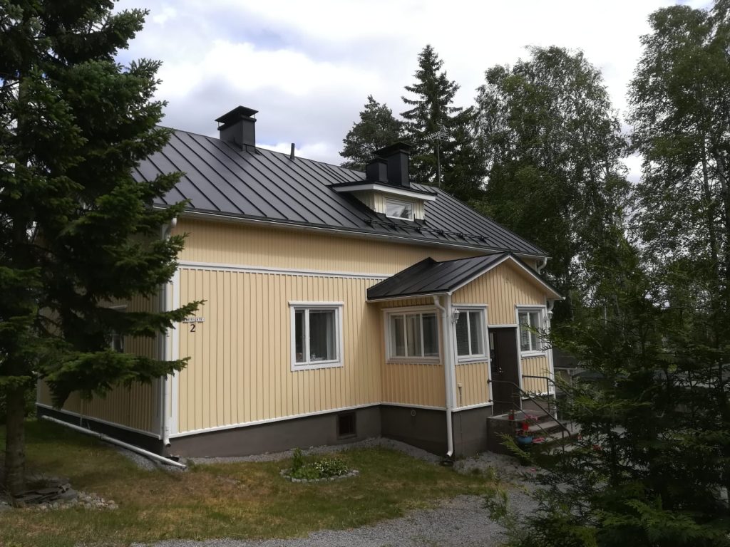 Tumma peltikatto maalauksen jälkeen