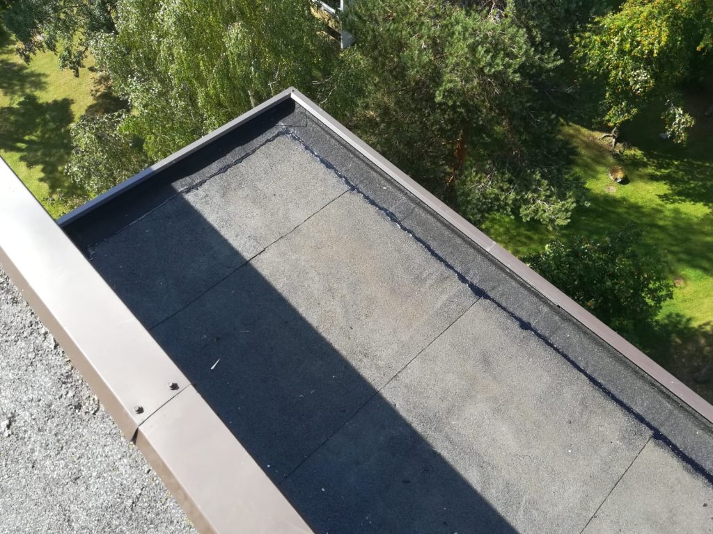 Korotettu harmaa huopakatto kokonaisuudessaan