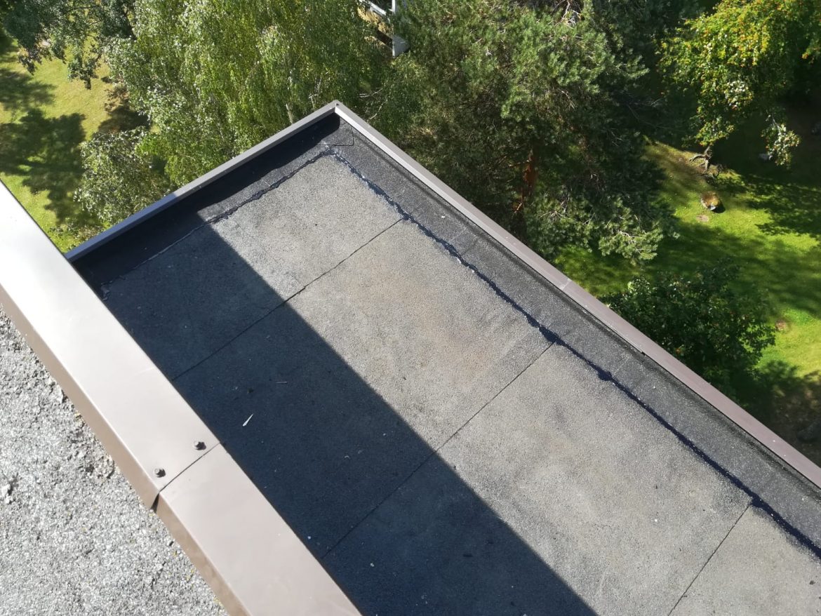 Korotettu harmaa huopakatto kokonaisuudessaan