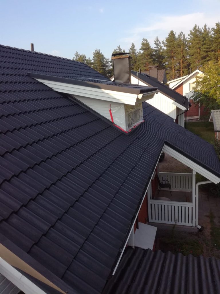 Maalattu kalteva tiilikatto