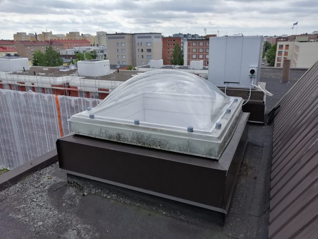 Uusittu kattoikkuna