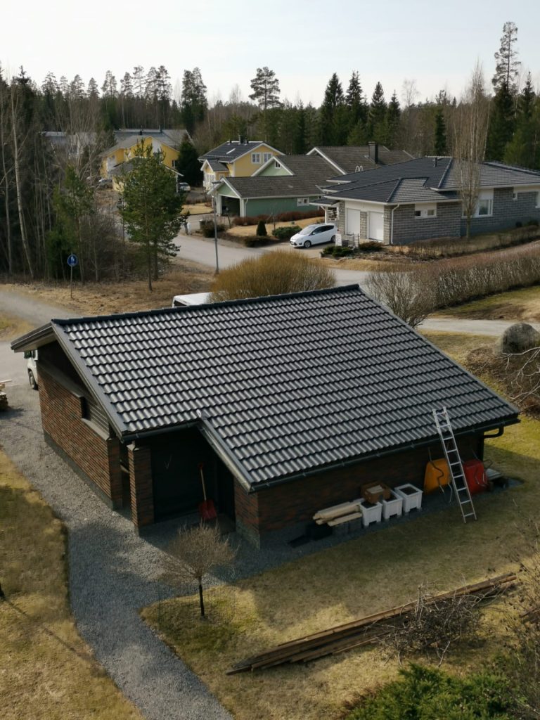 Omakotitalon uusittu tumma tiilikatto