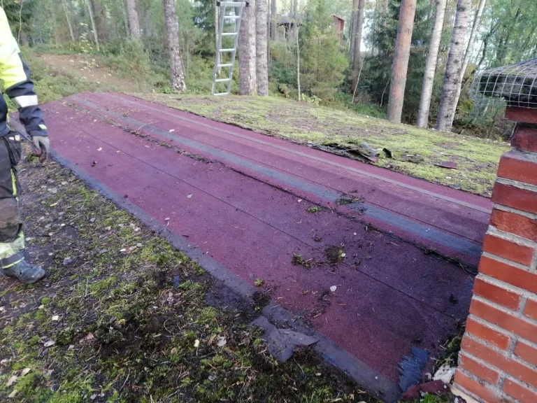 Sammaloitunut mökin huopakatto