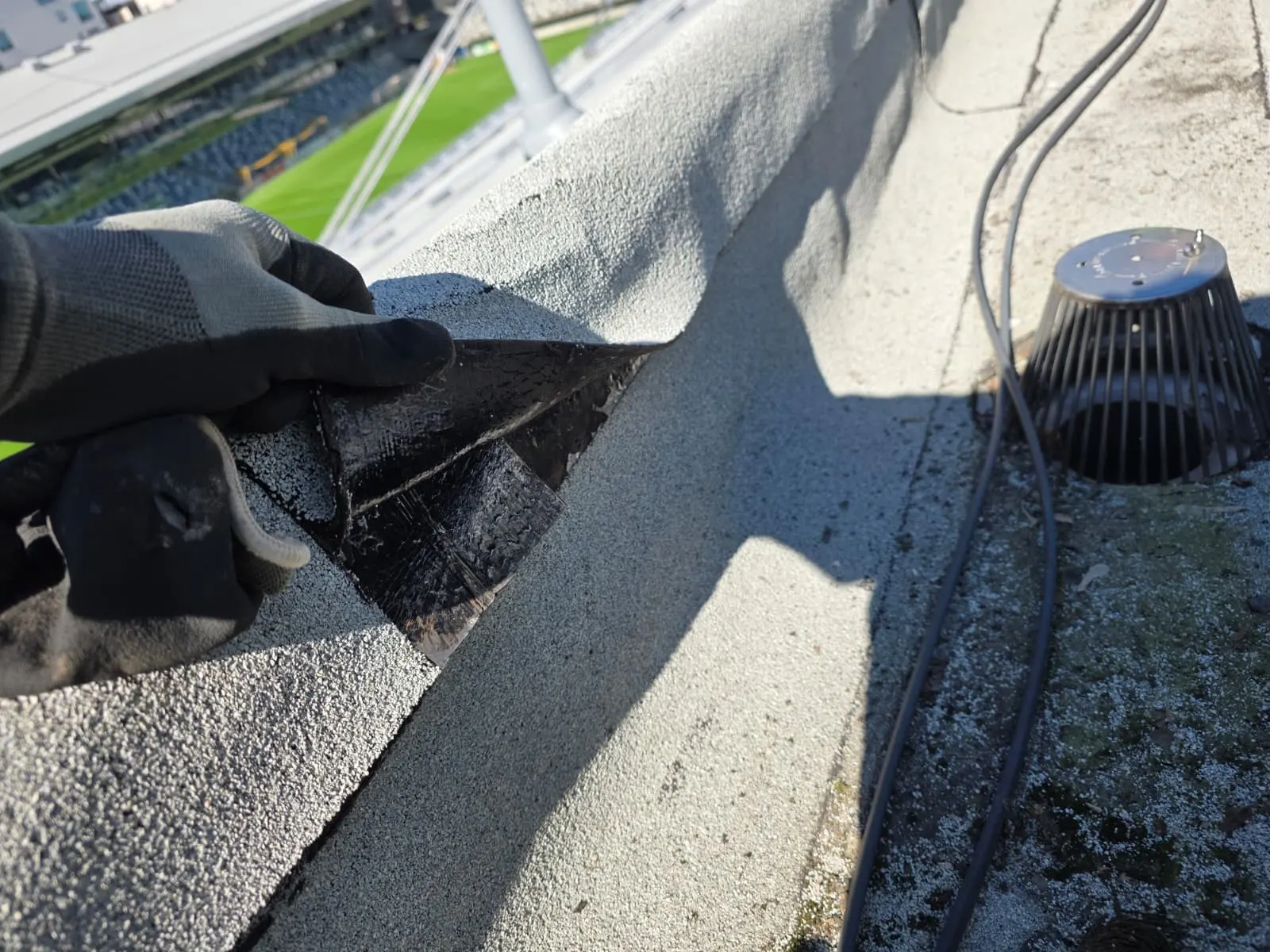 Katon kuntotarkastuksesta selvinnyt huopakaton avonainen sauma.