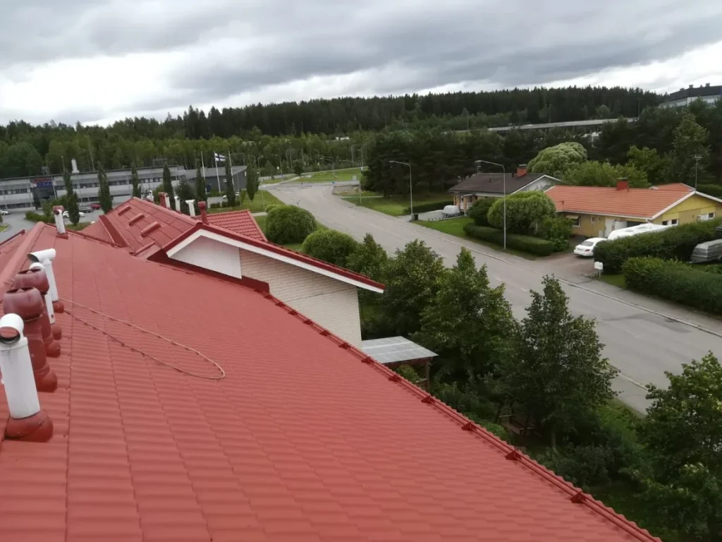 Lumieste asennettuna punaiselle peltikatolle