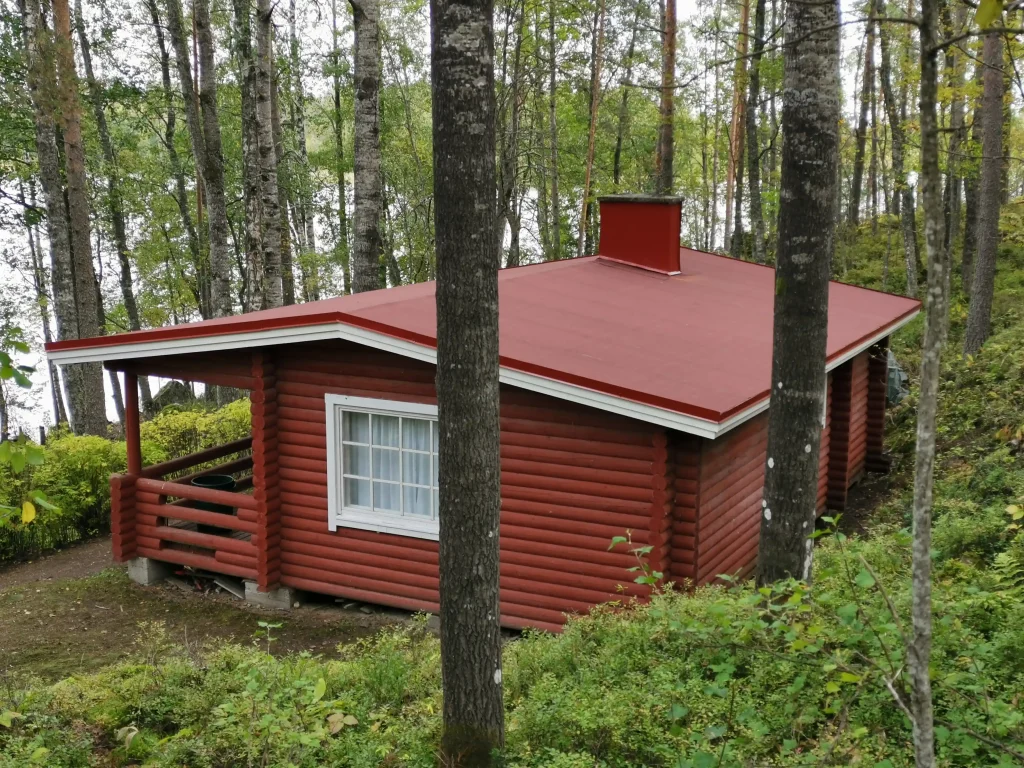 Mökki uudella huopakatolla