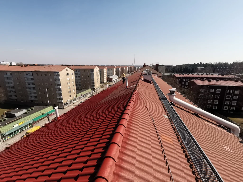 Tiilikatto pinnoitettu toiselta puolelta