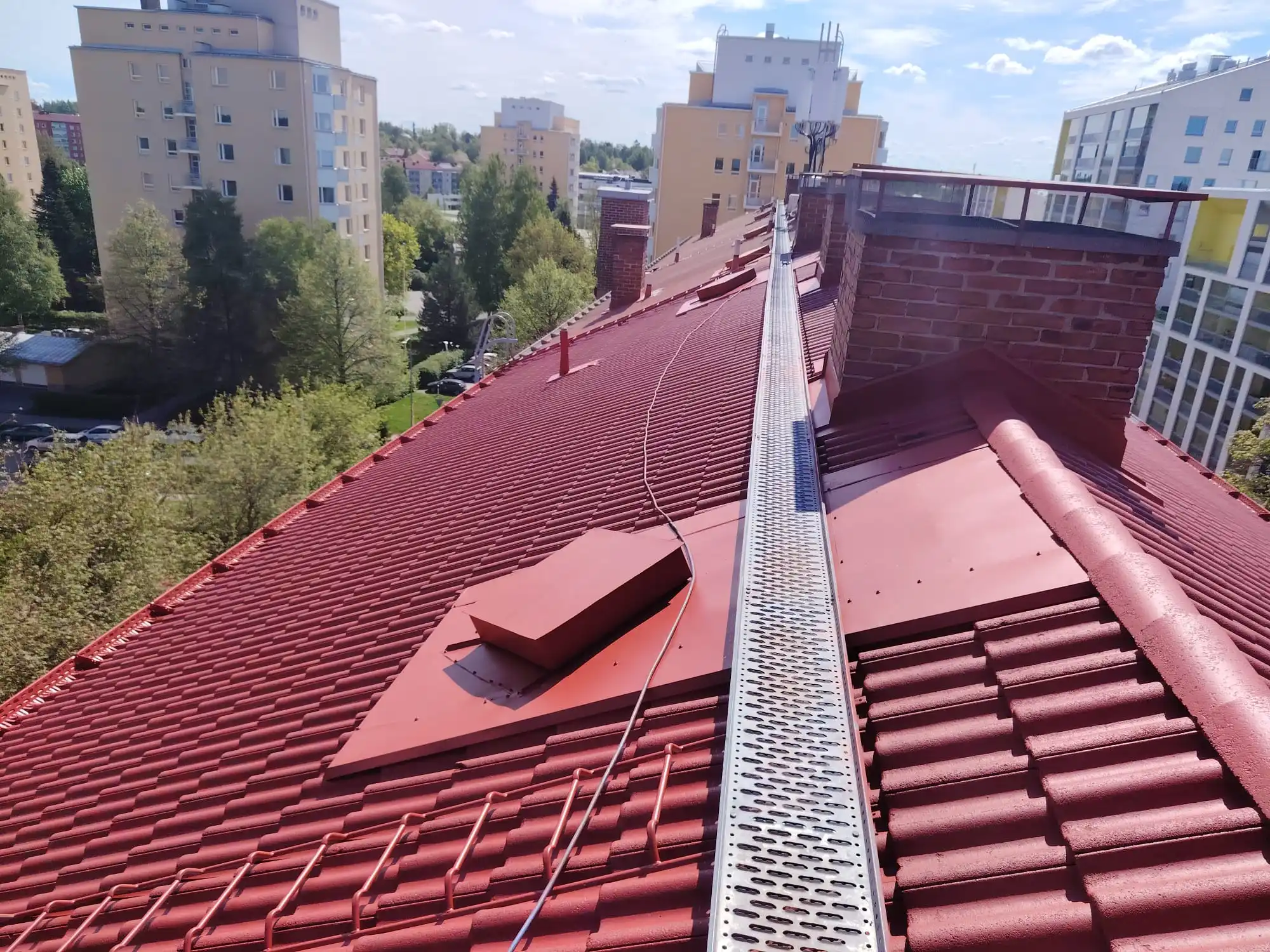 Tiilikatto pesun ja pinnoituksen jälkeen