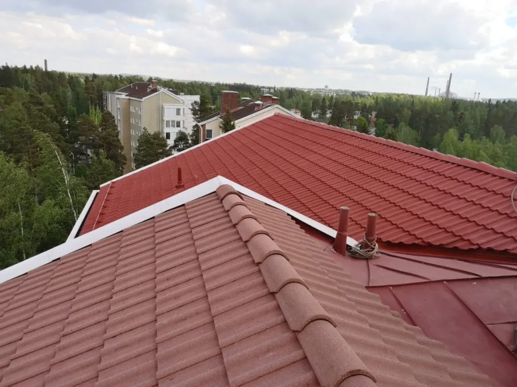 Maalattu tiilikattu vanhan tiilikaton vieressä