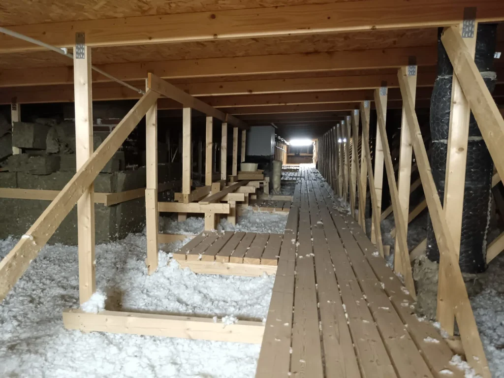 Katon huoltoa yläpohjatilassa.