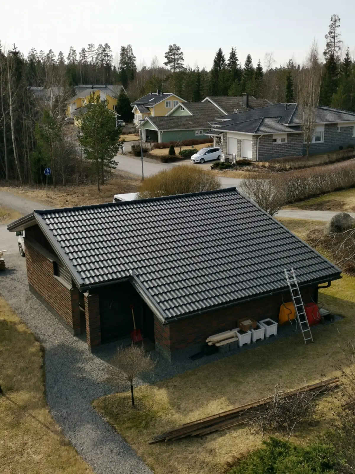 Omakotitalon uusittu tumma tiilikatto